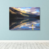 Een roeier op Banff Lake in Canada MR) Canvas Afdruk (Insitu (Houten vloer))