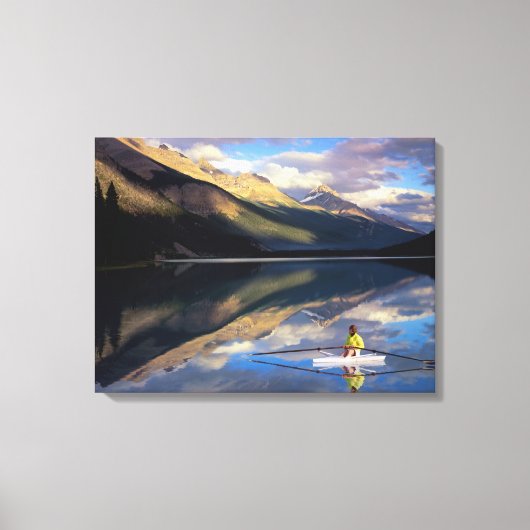 Een roeier op Banff Lake in Canada MR) Canvas Afdruk (Voorkant)