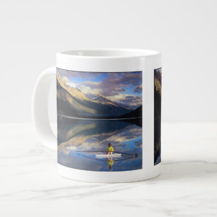 Een roeier op Banff Lake in Canada MR) Grote Koffiekop