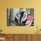 Een rollenspelende vijandelijke agressor bewapent  canvas afdruk (Insitu (Woonkamer))