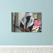 Een rollenspelende vijandelijke agressor bewapent canvas afdruk (Insitu (Houten vloer))