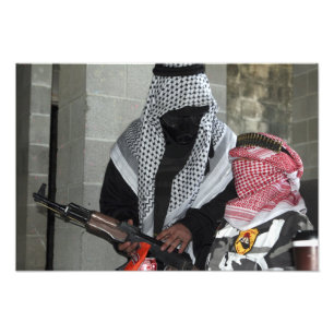 Een rollenspelende vijandelijke agressor bewapent  foto afdruk