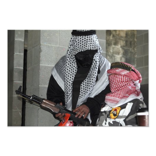 Een rollenspelende vijandelijke agressor bewapent  foto afdruk (Voorkant)