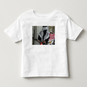 Een rollenspelende vijandelijke agressor bewapent kinder shirts