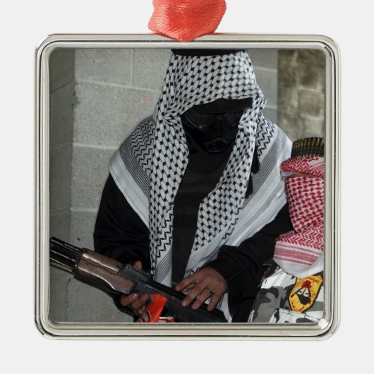 Een rollenspelende vijandelijke agressor bewapent  metalen ornament (Voorkant)