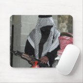 Een rollenspelende vijandelijke agressor bewapent  muismat (Met muis)