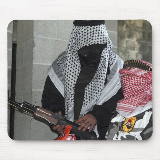 Een rollenspelende vijandelijke agressor bewapent  muismat (Voorkant)