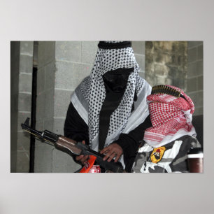 Een rollenspelende vijandelijke agressor bewapent  poster