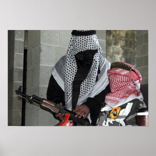 Een rollenspelende vijandelijke agressor bewapent  poster (Voorkant)