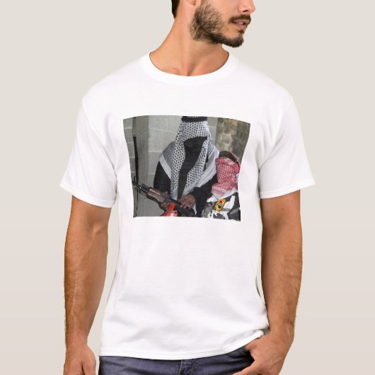 Een rollenspelende vijandelijke agressor bewapent  t-shirt (Voorkant)