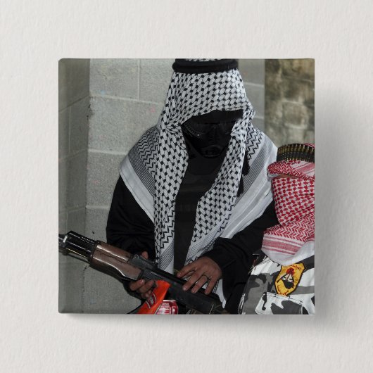 Een rollenspelende vijandelijke agressor bewapent  vierkante button 5,1 cm (Voorkant)