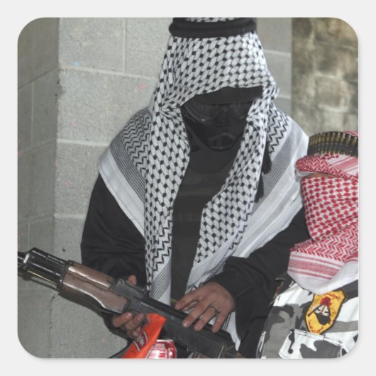 Een rollenspelende vijandelijke agressor bewapent  vierkante sticker (Voorkant)