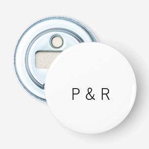 Een romantische partner die een paar initialen let button flesopener
