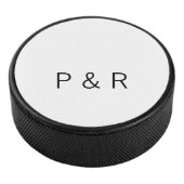 Een romantische partner die een paar initialen let hockey puck (3/4)
