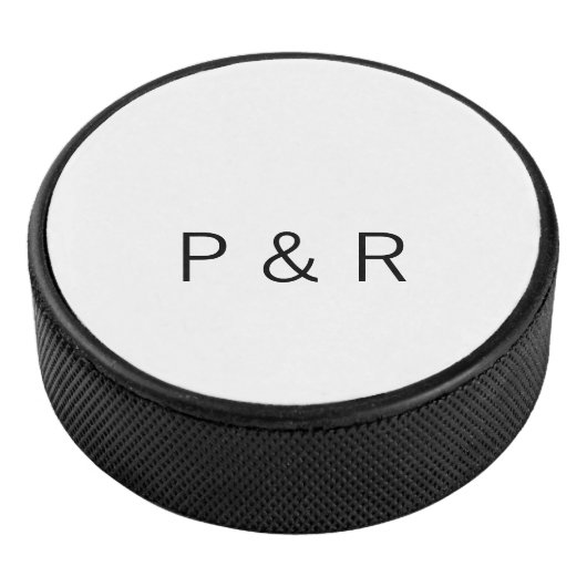 Een romantische partner die een paar initialen let hockey puck (3/4)