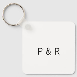 Een romantische partner die een paar initialen let sleutelhanger