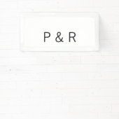 Een romantische partner die een paar initialen let spandoek (Insitu)