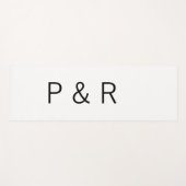 Een romantische partner die een paar initialen let yogamat (Voorkant (horizontaal))