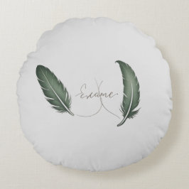 Een rond kussen met minimalistisch design erop.