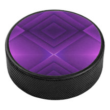 Een ronde paarse hockeypuck met een geometrische