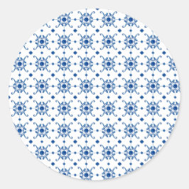 Een ronde sticker met een zich herhalend blauw 