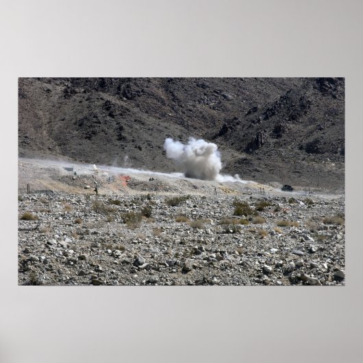 Een ronde van een AT-4 kleine raketwerper Poster (Voorkant)