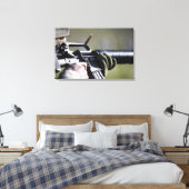 Een ronde vlucht uit de kamer van een M-16A2 Canvas Afdruk (Insitu (Slaapkamer))