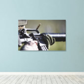 Een ronde vlucht uit de kamer van een M-16A2 Canvas Afdruk (Insitu (Houten vloer))