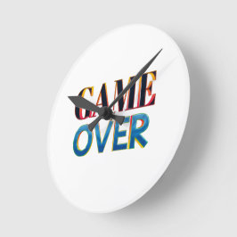 Een ronde witte wandklok met de woorden GAME OVER