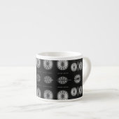 Een rondje van genoeg - B&W-demitasse Espresso Kop (Voorkant rechts)