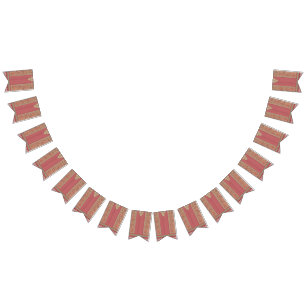 Een rood en beige tapijt met een gouden rand vlaggetjes