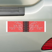 Een rood en zwart patroon met bloemen erop bumpersticker (Op auto)