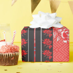 Een rood en zwart patroon met bloemen erop cadeaupapier