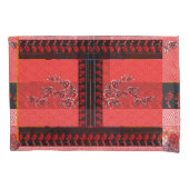 Een rood en zwart patroon met bloemen erop kussensloop (Voorkant)