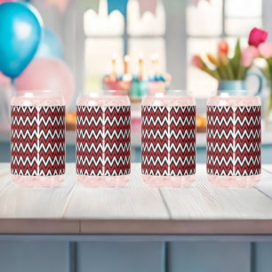 Een rood en zwart zigzagpatroon op een witte achte blikvorm glas