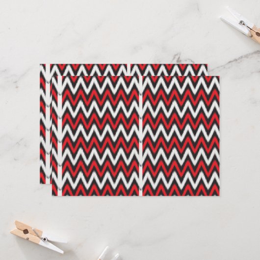 Een rood en zwart zigzagpatroon op een witte achte kaart (Voorkant / Achterkant in situ)