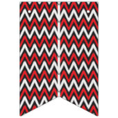 Een rood en zwart zigzagpatroon op een witte achte vlaggetjes (Tweede vlag)