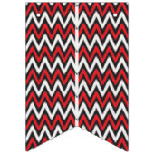 Een rood en zwart zigzagpatroon op een witte achte vlaggetjes (Eerste vlag)