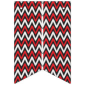 Een rood en zwart zigzagpatroon op een witte achte vlaggetjes (Derde vlag)