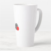 Een rood hartsymbool gemaakt met vloeiende, gedurf latte mok (Rechterhoek)