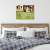 Een rood huis met een kat op het gazon. canvas afdruk (Insitu (Slaapkamer))