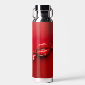 Een rood snoep waterfles