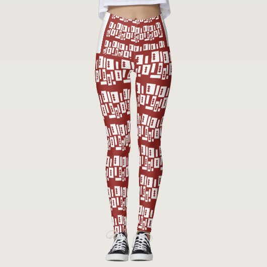 Een rood tapijt met een getextureerd patroon is ve leggings (Voorkant)