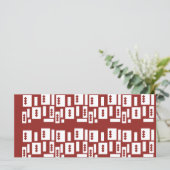 Een rood tapijt met een getextureerd patroon is ve menu (Staand voorkant)