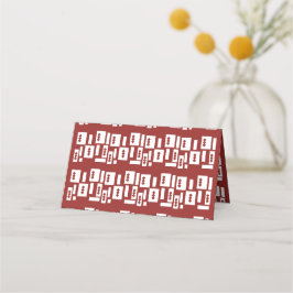 Een rood tapijt met een getextureerd patroon is ve plaatskaartje