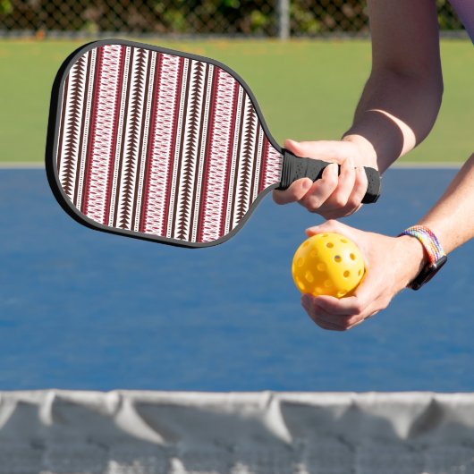Een rood-wit gestreept patroon pickleball paddle (Insitu)