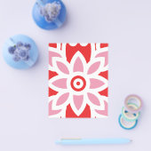 Een rood-wit patroon met een bloem erop flyer (Enkel)