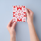 Een rood-wit patroon met een bloem erop flyer (Hand)