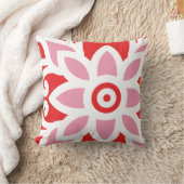 Een rood-wit patroon met een bloem erop kussen (Deken)