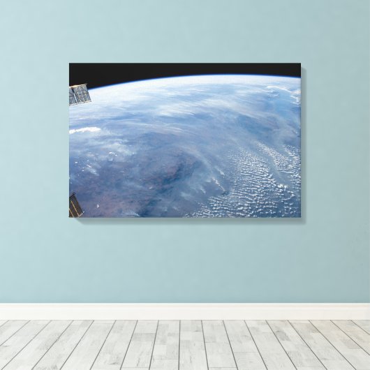 Een rookpluim boven tropisch zuidelijk Afrika. Canvas Afdruk (Insitu (Houten vloer))